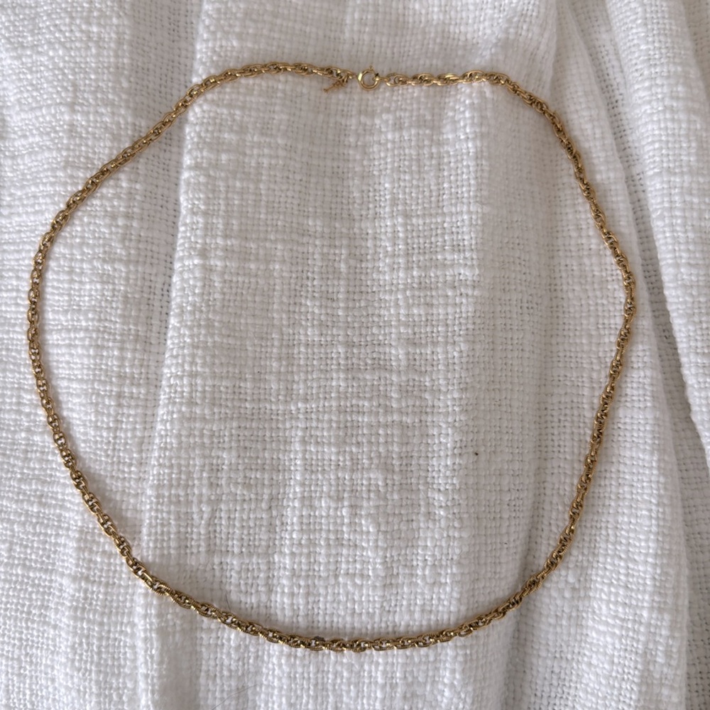 Trifari vintage gold toned chain necklace. In great condition 11 1/2” lying flat